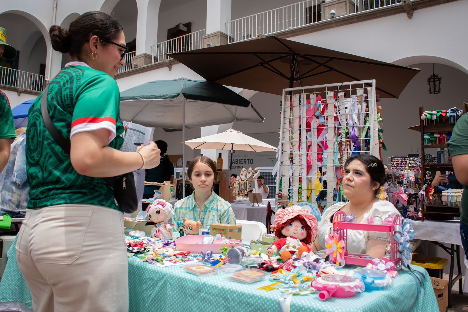 Compras, rifas, música e intercambio de cartitas animan el Bazar Futbolero CLN 2026 en el Ayuntamiento de Culiacán