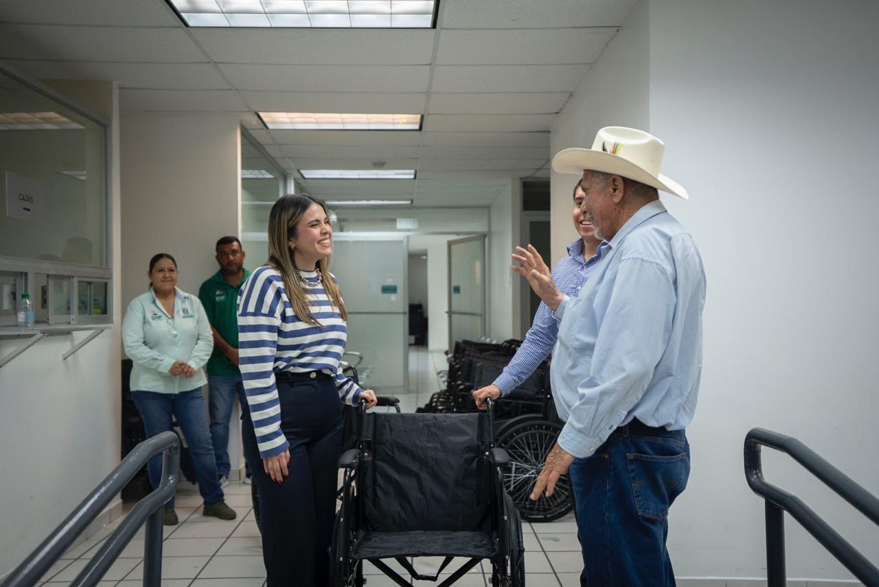Ana Miriam Ramos entrega sillas de ruedas y reafirma el compromiso de un gobierno cercano e incluyente
