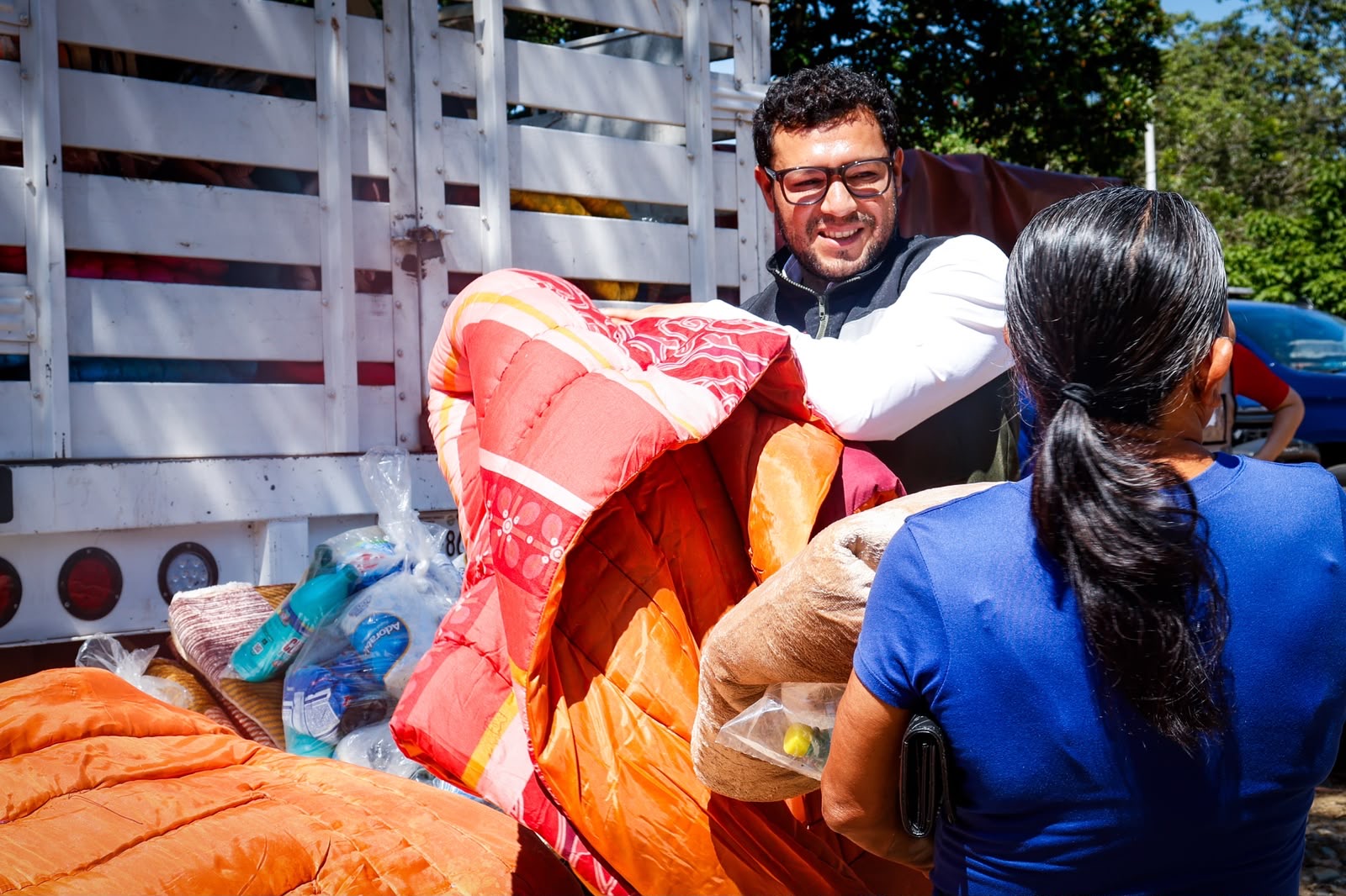 SEBIDES lleva apoyos humanitarios a familias de Copala y El Habal de Copala