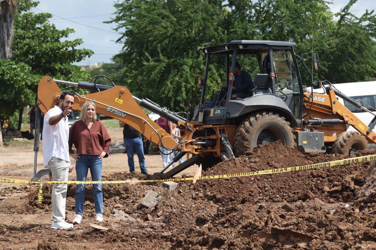 Estrella Palacios supervisa obra de pavimentación en Rincón de Mazatlán