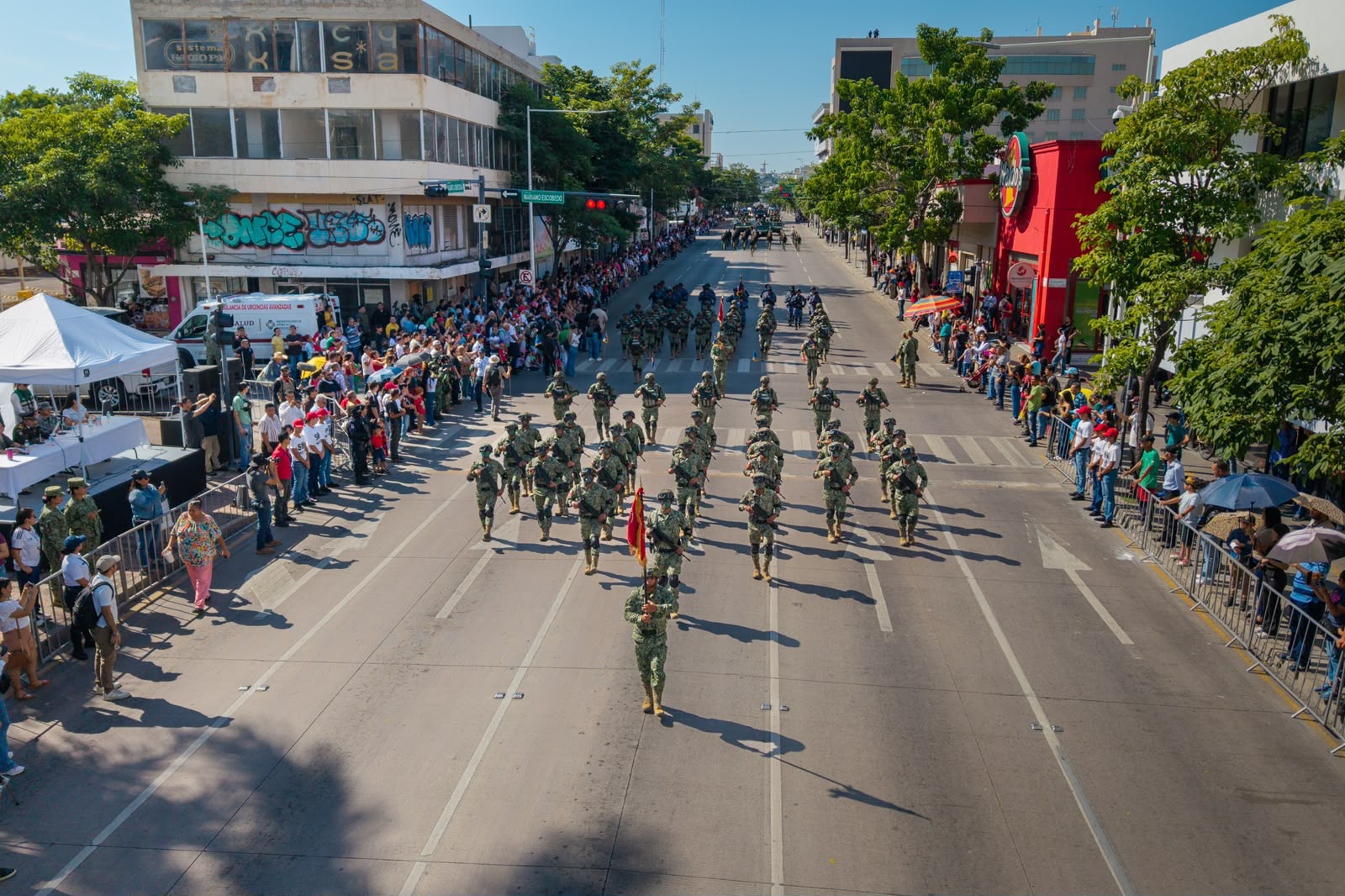 Gobernadora Graciela Domínguez presencia desfile conmemorativo al 216 aniversario del inicio de la Independencia de México
