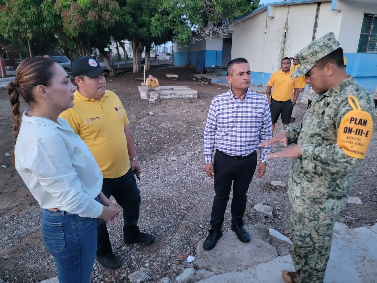 Sin detenerse, el Dr. Jorge Bojórquez intensifica recorridos y entrega de apoyos a familias afectadas por marejadas en Navolato
