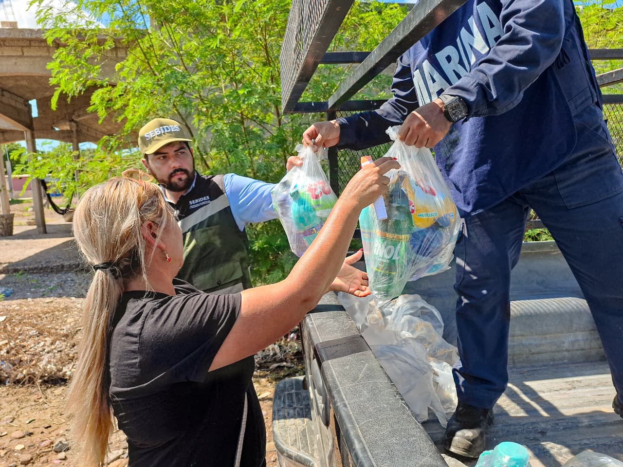 Lleva SEBIDES ayuda humanitaria a familias afectadas por las mareas altas en Las Aguamitas y Cospita