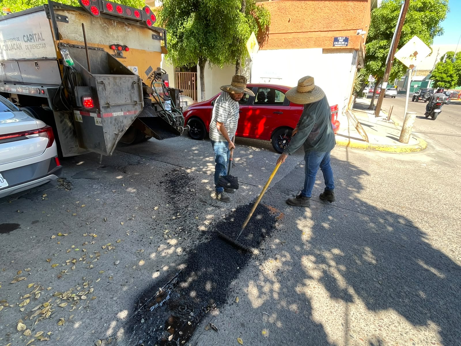 Ayuntamiento lleva trabajos de bacheo a nuevos puntos de Culiacán