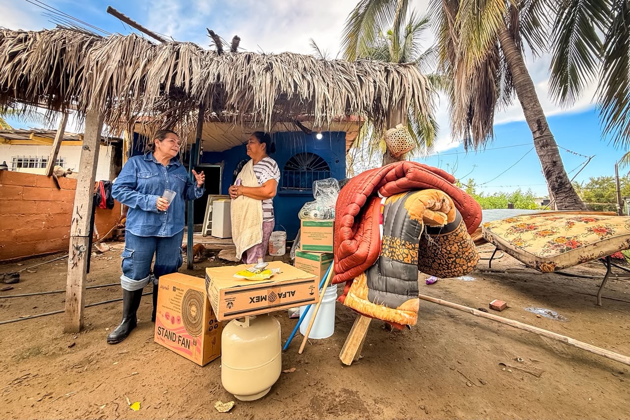 Continúa DIF Sinaloa llevando apoyos a familias afectadas por el incremento del nivel de la marea en Avándaro, Navolato