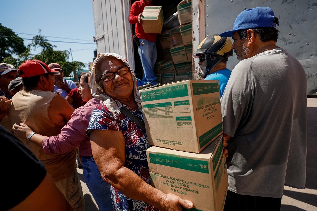 DIF Sinaloa entrega mil apoyos alimentarios a familias de pescadores en Agua Verde, Rosario